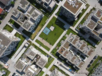 Vergrößerte Ansicht von Auf dem ehemaligen Konversionsgelände Turley wurde 2021 das Quartier HOMERUN fertiggestellt. Dieses wurde seit 2014 vom Projektentwickler DEUTSCHE WOHNWERTE gemeinsam mit HEBERGER Immobilien entwickelt. Dabei entstand auch der neue Spielplatz HOMEPLATE, der an ein Baseballfeld erinnert.