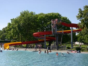 Vergrößerte Ansicht von Das Herzogenriedbad ist Mannheims größte Freibadanlage. Das Bild zeigt die Rutsche im Herzogenriedbad. Schöne Grünanlagen, Liegewiesen, Flächen für Sport und Spiel mit zahlreichen Spielmöglichkeiten runden das Angebot ab.