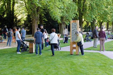 Vergrößerte Ansicht von Mit dem Motorikparcours wurde 2022 ein weiterer wichtiger Meilenstein auf dem Weg eines von langer Hand geplanten Zukunftskonzepts gelegt, das im Auftrag der Stadtpark Mannheim gGmbH unter der Leitung des Instituts für kooperative Planung und Sportentwicklung (ikps) und Einbezug der Mannheimer Bürgerschaft entwickelt wurde. 