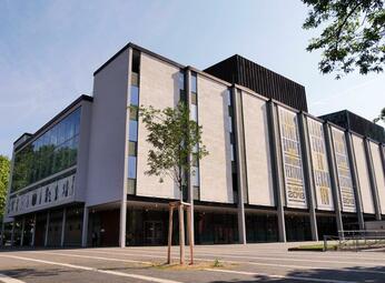 Vergrößerte Ansicht von Die Oststadt ist Heimat des traditionsreichen Nationaltheaters Mannheim. Das Theatergebäude am Goetheplatz stammt aus dem Jahr 1957 und steht als Kulturdenkmal von besonderer Bedeutung unter Denkmalschutz. Durch die dringend notwendige anstehende Generalsanierung sollen seine Funktionsfähigkeit und die Aufenthaltsqualität für die nächsten Jahrzehnte sichergestellt werden.  