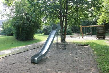 Vergrößerte Ansicht von Der Spielplatz am Landsknechtweg wird 2023 saniert. Die Jugendlichen aus Neuhermsheim konnten mitentscheiden, wie der neue Spielplatz aussehen soll.