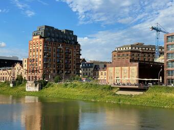 Vergrößerte Ansicht von Mit der Eröffnung von „Port 25 – Raum für Gegenwartskunst“ im Juli 2015 wurde ein Ausstellungsraum geschaffen, der vorrangig der Präsentation von Arbeiten von Künstlerinnen und Künstlern aus der Region dient.