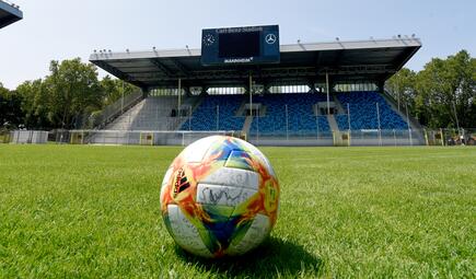 Vergrößerte Ansicht von Die Oststadt ist Heimat des Carl-Benz-Stadions, Spielstätte des SV Waldhof Mannheim. Als der Traditionsclub 2019 nach 16 Jahren wieder zurück in den Profifußball kehrte, wurde mit Umbaumaßnahmen ein drittligagerechter Standort geschaffen.