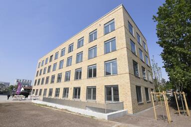 Vergrößerte Ansicht von Seit 2016 realisiert die Technologiepark Mannheim GmbH in enger Kooperation mit der Stadt Mannheim den Technologiepark Mannheim als wesentlichen Bestandteil des Mannheim Medical Technology Campus (MMT-Campus). Das erste Gebäude wurde 2019 bezogen, 2022 wurde das hier zu sehende zweite Gebäude eröffnet.