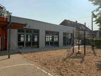 Vergrößerte Ansicht von Die Wallstadtschule wurde zur Ganztagesschule ausgebaut und 2019 offiziell eingeweiht. Beim Ausbau entstanden eine multifunktional nutzbare Mensa sowie bedarfsgerechte Räume für die Ganztagsschule. Ergänzend wurden umfangreiche Modernisierungsarbeiten in den Schulräumen vorgenommen und die digitale Infrastruktur des Gebäudes erweitert.