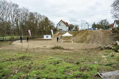Vergrößerte Ansicht von Auf diesem Baugrundstück entsteht bis Ende 2024 das neue Kinderhaus Hochstätt. Insgesamt werden rund 8,9 Mio. Euro in den Neubau investiert. Als Übergangslösung für den städtischen Kindergarten dient derzeit ein Containerbau. Der Neubau ist ein weiterer, wichtiger Schritt im Ausbau des Betreuungsangebotes für Kinder in Mannheim.