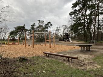 Vergrößerte Ansicht von Der Waldspielplatz an der Rothlochhütte wurde saniert und ist seit Anfang 2023 wieder nutzbar – jetzt mit vielen neuen Attraktionen für alle Altersgruppen. Schon vor der Sanierung war der Waldspielplatz ein beliebter Treffpunkt für Familien und wurde viel besucht.