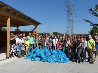 Vergrößerte Ansicht von Das Foto zeigt ein Gruppenfoto der Teilnehmer*innen der Putzaktion im Dossenwald.