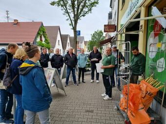 Vergrößerte Ansicht von Reinigungsaktion vor dem Markthaus Mannheim in Friedrichsfeld