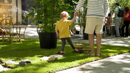 Vergrößerte Ansicht von Besucher:innen der Blumme und Bääm auf den Kapuzinerplanken.