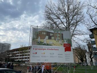 Vergrößerte Ansicht von 70 neue Betreuungsplätze für Kinder ermöglicht die GBG Unternehmensgruppe im Stadtteil Lindenhof. Dort baut sie eine viergruppige Einrichtung in vollständiger Holzbauweise. Kinderlandnet gGmbH wird den Betrieb des neuen Kinderhauses übernehmen. Die Fetigstellung ist bis Frühjahr 2025 geplant.