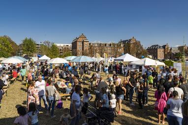 Vergrößerte Ansicht von Auch 2024 hat die städtische Entwicklungsgesellschaft MWSP Bewohner*innen, Nachbarschaft und alle Interessierten zum beliebten TURLEY Fest eingeladen. Rund 1.200 Besucherinnen und Besucher feiertem bei bestem Spätsommerwetter. Das TURLEY Fest wurde 2017 ins Leben gerufen, um die neue und bestehende Nachbarschaft zu verknüpfen und das Quartier auch sozial ins Mannheimer Stadtgefüge zu integrieren. 2024 findet es bereits zum sechsten Mal statt.