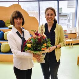 Vergrößerte Ansicht von Jedes Jahr gibt es die "Knallrote Lesetasche" an Schulanfänger. Autorin Cordula Rößler (links) mit Bettina Harling.