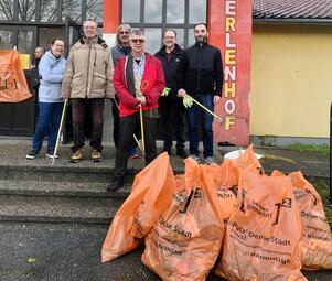 Vergrößerte Ansicht von Das Foto zeigt Mitglieder des Bezirksbeirats Neckarstadt-West mit den gesammelten Abfällen nach dem Cleanup.
