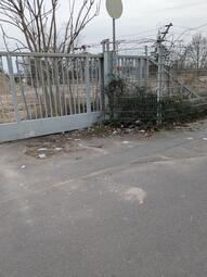 Vergrößerte Ansicht von Das Bild zeigt eine Einfahrt vor dem Aufräumen