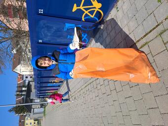 Vergrößerte Ansicht von Familie Fischer sorgt für Sauberkeit auf der Grünfläche und auf dem Spielplatz am Carolus-Vocke-Ring sowie der Endhaltestelle Feudenheim