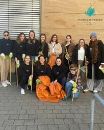 Vergrößerte Ansicht von Mann &amp; Schröder Cosmetics Group bzw. das Team der BRand we:care² reinigten auf dem Lindenhof