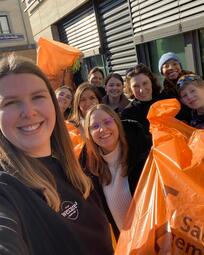 Vergrößerte Ansicht von Mann &amp; Schröder Cosmetics Group bzw. das Team der BRand we:care² reinigten auf dem Lindenhof