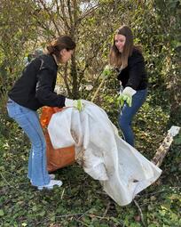 Vergrößerte Ansicht von Mann &amp; Schröder Cosmetics Group bzw. das Team der BRand we:care² reinigten auf dem Lindenhof