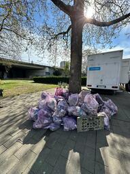 Vergrößerte Ansicht von Das Foto zeigt viele gefüllte Abfallsäcke in Ludwigshafen