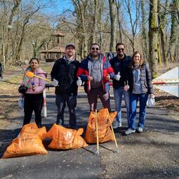 Vergrößerte Ansicht von Ali Taher reinigt in der Karlsternstraße