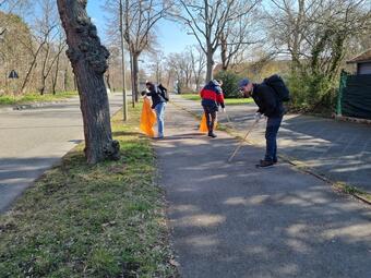 Vergrößerte Ansicht von Ali Taher reinigt in der Karlsternstraße