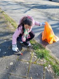 Vergrößerte Ansicht von Ali Taher reinigt in der Karlsternstraße