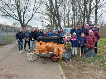 Vergrößerte Ansicht von Gruppenfoto mit Teilnehmerinnen des Cleanups der SV 98/07 Seckenheim e. V.