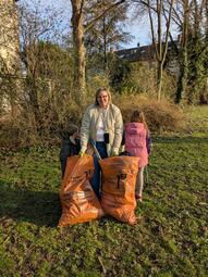 Vergrößerte Ansicht von Familie Schulze setzt sich für Sauberkeit beim Hundepark am Ida-Scipio-Heim ein