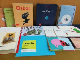 Vergrößerte Ansicht von Bücher liegen nebeneinander. Es handelt sich um taktile Kinderbücher für Kinder mit Sehbehinderung.