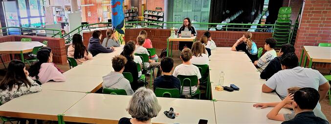 Vergrößerte Ansicht von Markus B. Altmeyer sitzt vor Schüler*innen