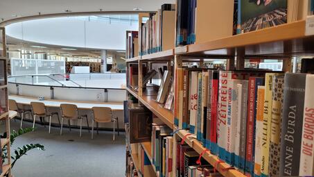 Vergrößerte Ansicht von Bibliothek mit Arbeitsplätzen