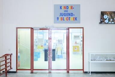 Vergrößerte Ansicht von Blick auf die Eingangstür der Kinder- und Jugendbibliothek