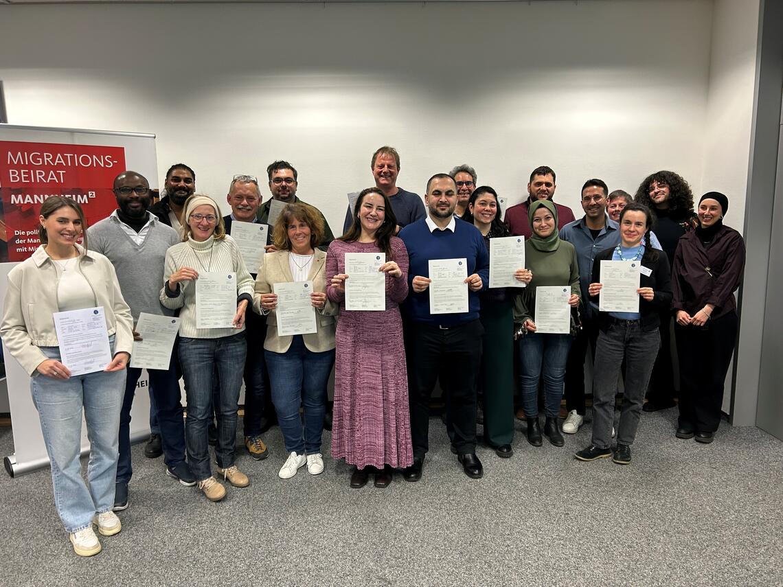 Mitglieder des Migrationsbeirates mit dem Team des adb bei der Übergabe der Mitgliedsanträge am 11.02.2026 im Stadthaus N1
