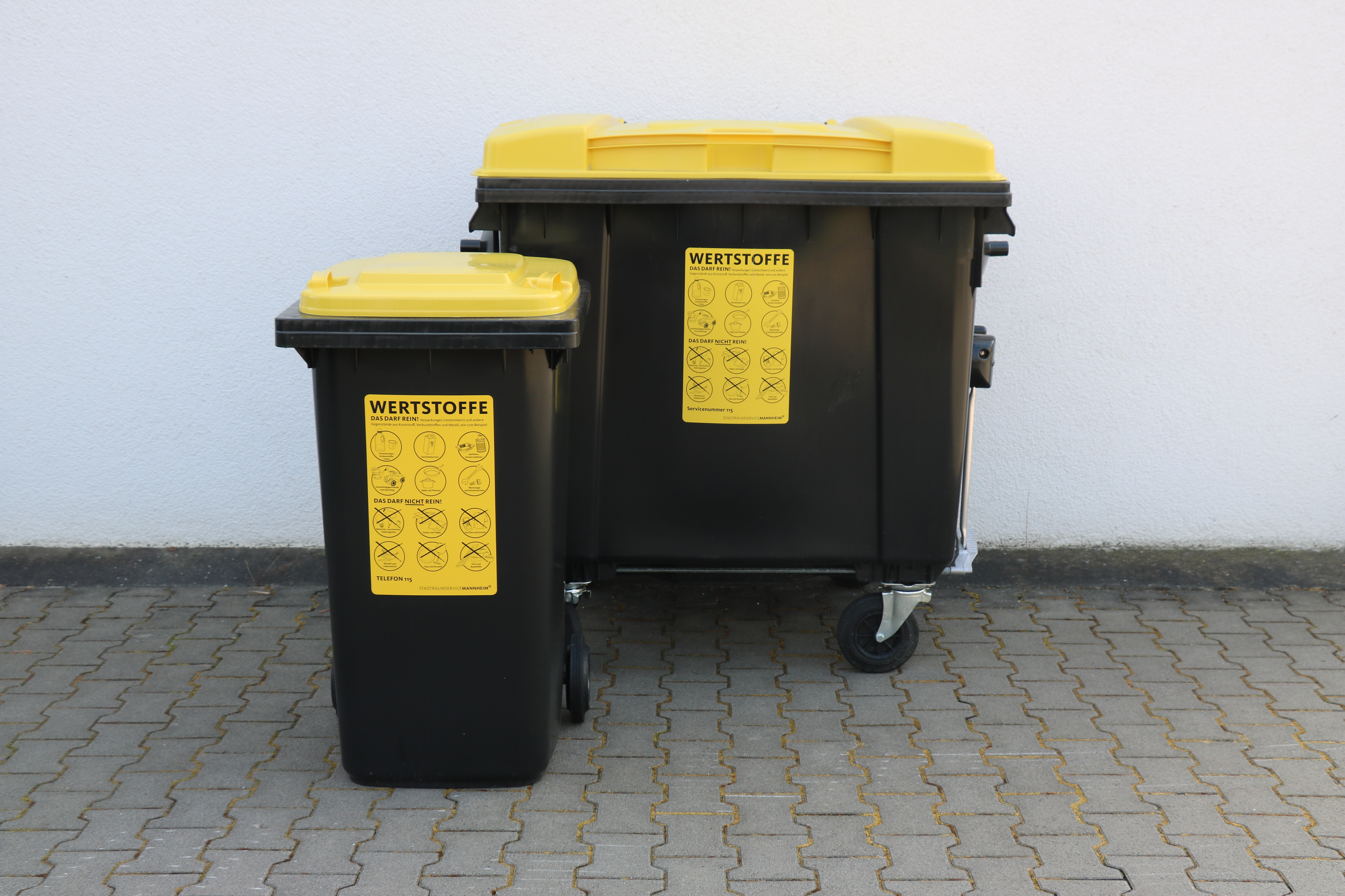 Leerung der Wertstofftonne aus einer Hand