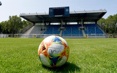 Neuer Rasen im Carl-Benz-Stadion