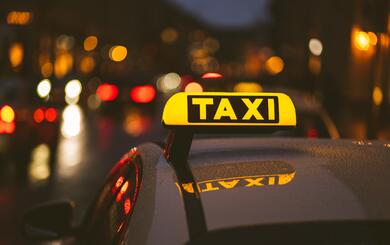Taxi bei Nacht