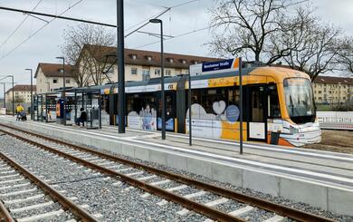 Nach rund acht Monaten Bauzeit ist der Haltepunkt Bensheimer Straße seit 20. März wieder für den regulären, zweigleisigen Betrieb der Linie 5 freigegeben.