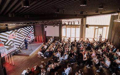 Opening Bürgermeister Thorsten Riehle mit Publikum 