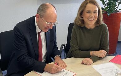 Vertragsunterzeichnung für Verbund der Universitätsklinika Heidelberg und Mannheim