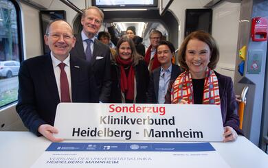 Oberbürgermeister Christian Specht, Prof. Dr. Hanns-Peter Knaebel, Vorstandsvorsitzender Universitätsklinikum Heidelberg, Prof. Dr. Frauke Melchior, Rektorin Ruprecht-Karls-Universität Heidelberg, Sandra Henek, Kaufmännische Geschäftsführerin Universitätsklinikum Mannheim und Petra Olschowski, Ministerin für Wissenschaft, Forschung und Kunst Baden-Württemberg (v.l.)
