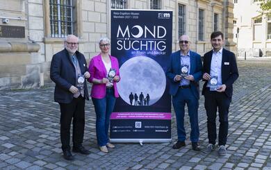 Gruppenbild mit Mondsüchtig-Banner