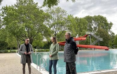 Bürgermeister Eisenhauer bei Eröffnung der Freibadsaison 2026