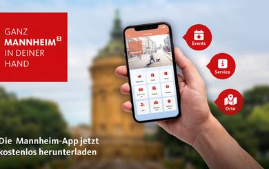 Hand mit Mannheim App im Hintergrund der Wasserturm