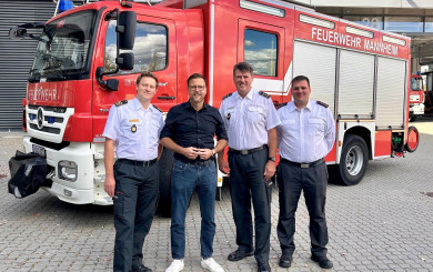 v.l.n.r.: Feuerwehrkommandant Thomas Näther, Sicherheitsbürgermeister Dr. Volker Proffen, Simon Berger (Wachbereichsleiter Süd) und Simon Heil (Abteilungskommandant FF Innenstadt)