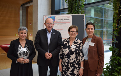 Zahra Deilami, Gleichstellungsbeauftragte der Stadt Mannheim, Oberbürgermeister Christian Specht, Prof. Dr. Sylvia Schraut, Isabella Fambach aus dem Team der Gleichstellungsbeauftragten