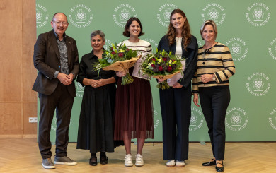 Oberbürgermeister Christian Specht, Zahra Deilami, Gleichstellungsbeauftragte der Stadt Mannheim, die Preisträgerinnen Dr. Leah Zimmerer und Dr. Victoria Meil sowie Dr. Nicole Hoffmeister-Kraut, Ministerin für Wirtschaft, Handwerk und Tourismus des Landes Baden-Württemberg (v.l.n.r.)