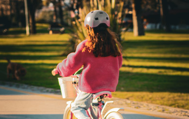 Fahranfängerin auf dem Fahrrad
