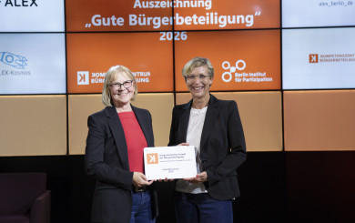 Die Auszeichnung nahmen die Quartiersmanagerin Rheinau-Mitte, Christiane Rudic, und die Kinderbeauftragte der Stadt Mannheim, Birgit Schreiber, stellvertretend entgegen.