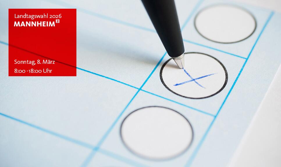 Kuli, der ein Kreuz auf den Wahlzettel macht